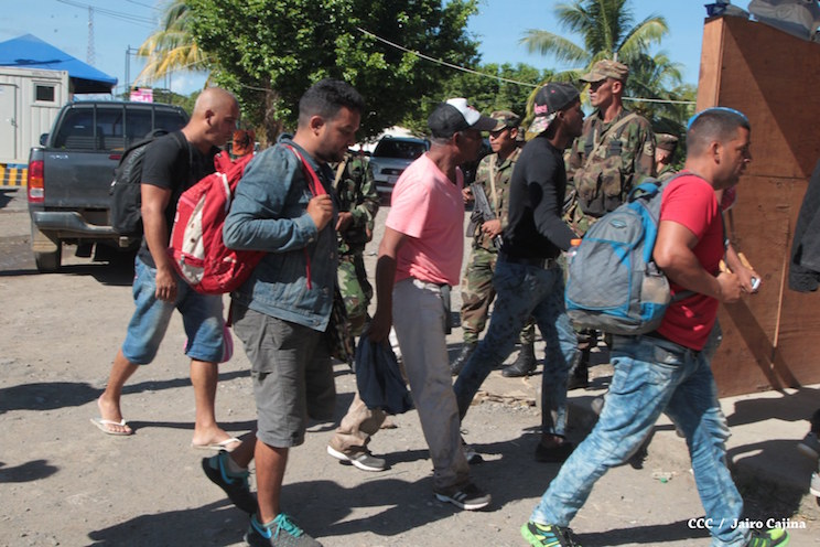 Coyotes nos engañan y nos dejan tirados, dicen inmigrantes cubanos
