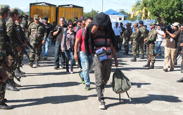 Coyotes nos engañan y nos dejan tirados, dicen inmigrantes cubanos