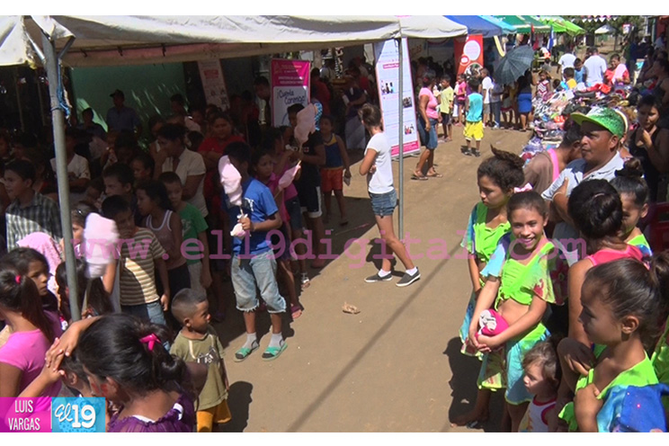 Pobladores del Distrito VI disfrutan de Feria Solidaria