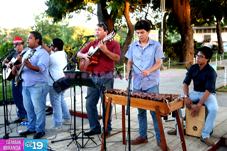 Llega la Navidad al parque Luis Alfonso Velásquez Flores