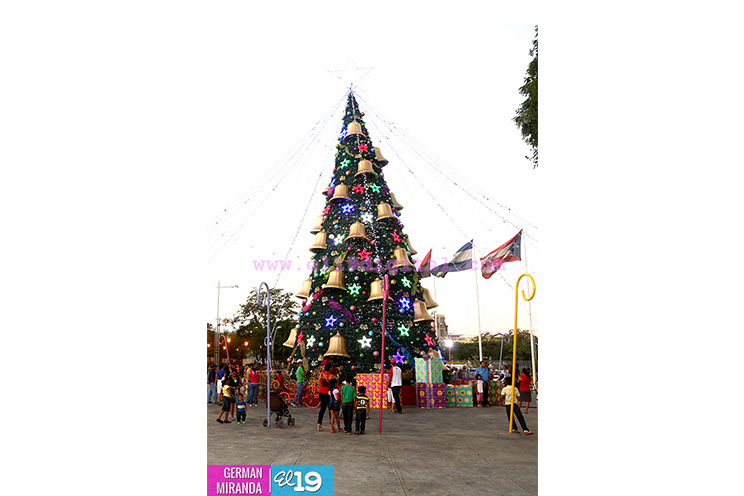 Llega la Navidad al parque Luis Alfonso Velásquez Flores