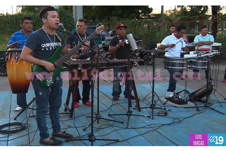 Familias nicaragüenses disfrutan de altares y música dedicados a la Purísima Concepción de María