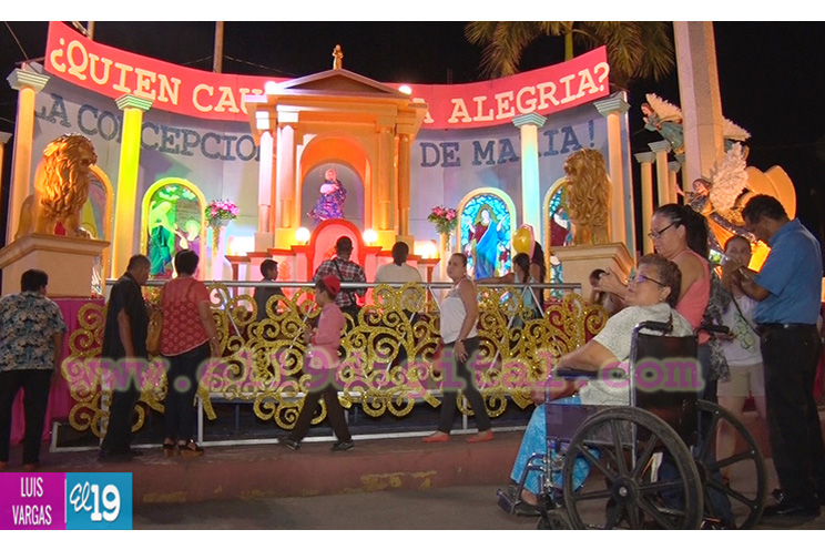Capitalinos celebran a la Purísima visitando altares ubicados en Avenida de Bolívar a Chávez