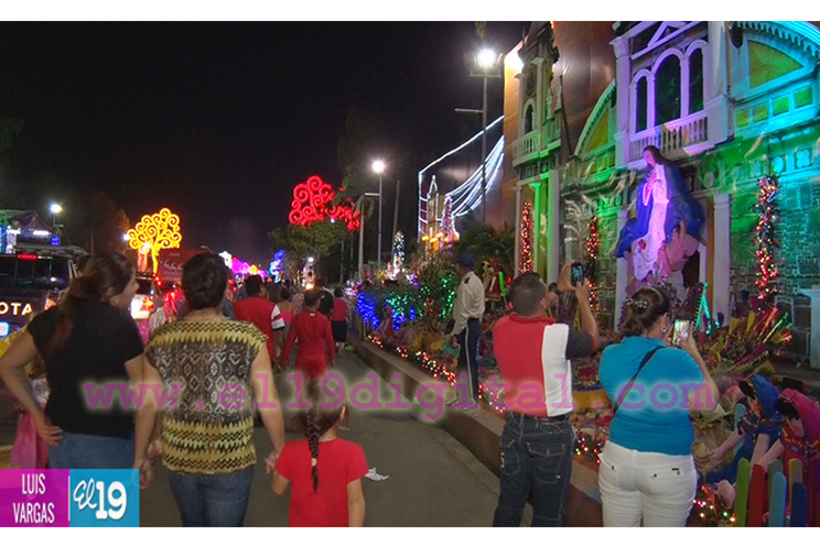 Capitalinos celebran a la Purísima visitando altares ubicados en Avenida de Bolívar a Chávez