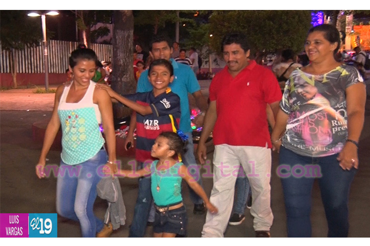 Capitalinos celebran a la Purísima visitando altares ubicados en Avenida de Bolívar a Chávez