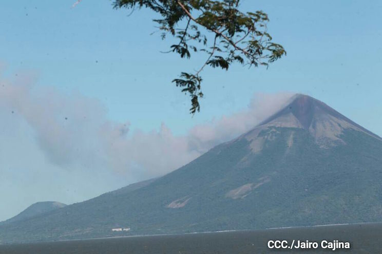 Momotombo activado: volcán emana cenizas y gases