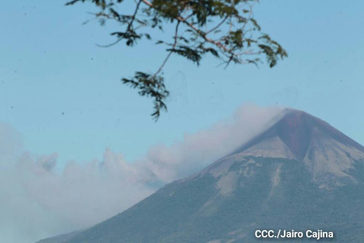 Momotombo activado: volcán emana cenizas y gases