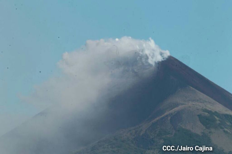 Momotombo activado: volcán emana cenizas y gases