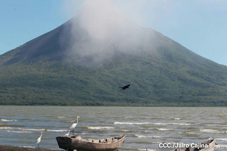 Momotombo activado: volcán emana cenizas y gases