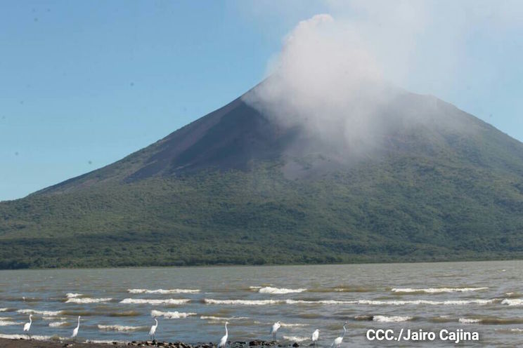 Momotombo activado: volcán emana cenizas y gases