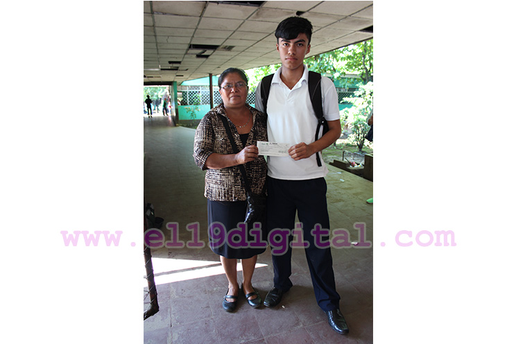 Entregan Bono Complementario a estudiantes de Chinandega