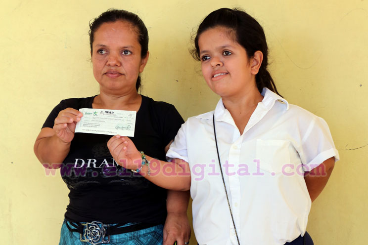 Gobierno entrega Bono Complementario a estudiantes de Managua