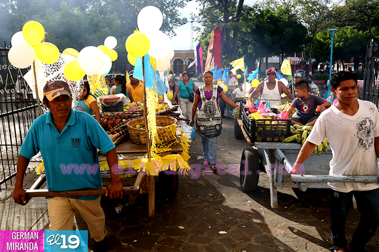 Comerciantes del Mercado de Masaya entregan ofrenda a Virgen María