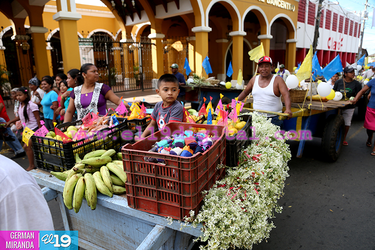 Comerciantes del Mercado de Masaya entregan ofrenda a Virgen María