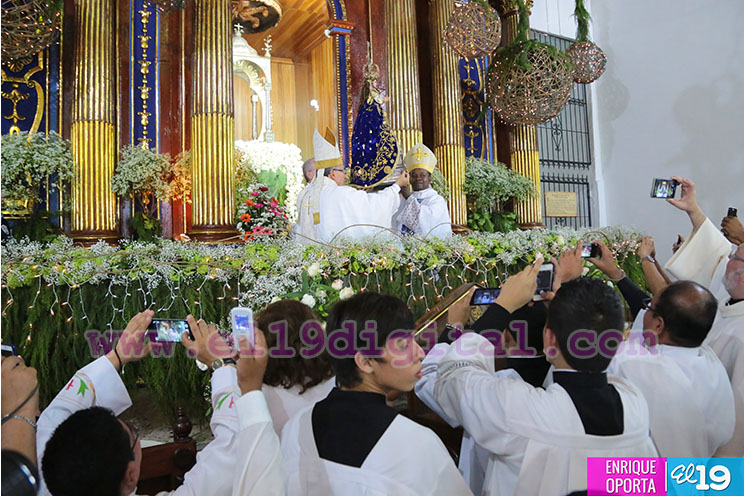 Miles de devotos le cantan con amor a María en la tradicional Lavada de la Plata