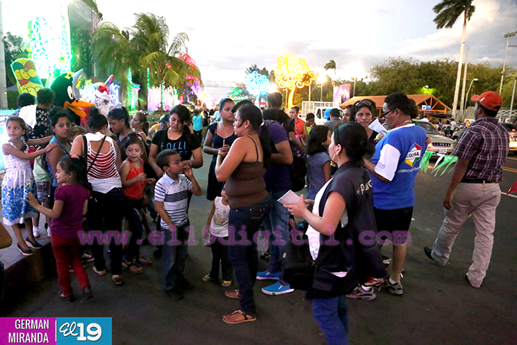 Familias nicaragüenses viven el fervor Mariano en la Avenida de Bolívar a Chávez
