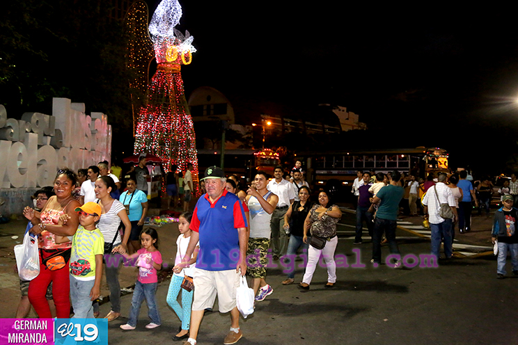 Familias nicaragüenses viven el fervor Mariano en la Avenida de Bolívar a Chávez