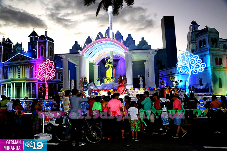 Familias nicaragüenses viven el fervor Mariano en la Avenida de Bolívar a Chávez