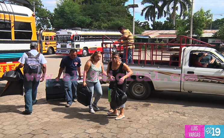 Miles siguen viajando al interior del país para visitar a sus familias en este fin de semana largo
