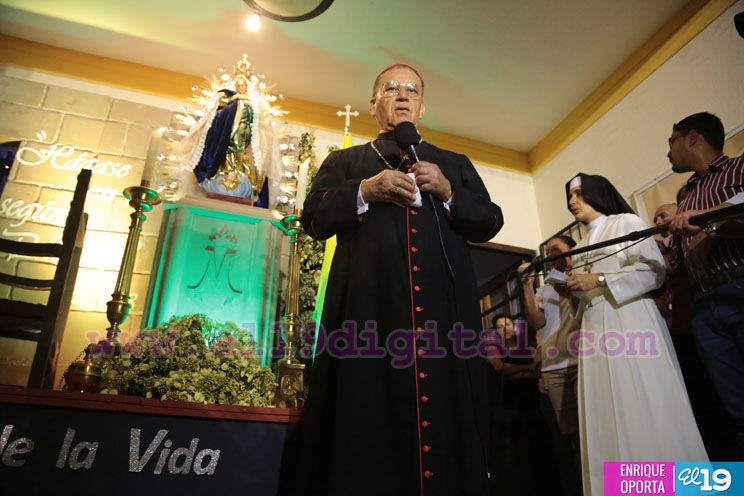 Cardenal Miguel Obando y Bravo le canta a la Purísima junto a la feligresía