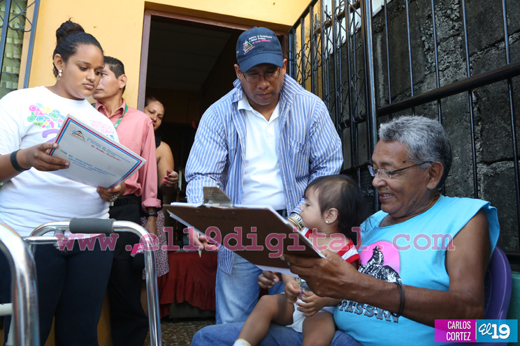 Familias de Managua llenas de felicidad reciben títulos de propiedad por parte del Gobierno