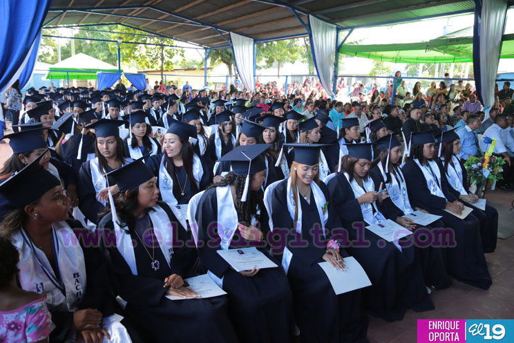 Colegio Villa Libertad celebra XXXVI Promoción de Bachilleres 2015