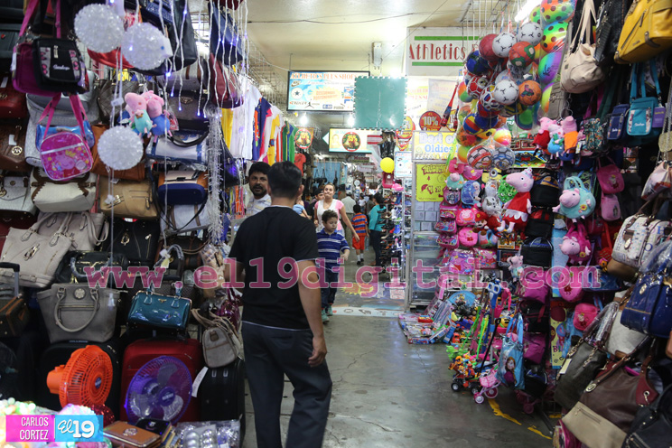 Comerciantes del Roberto Huembes con amplia variedad de productos para la temporada de Navidad