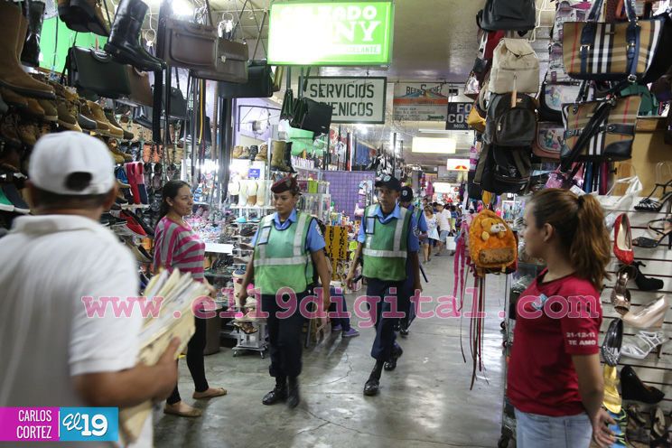 Comerciantes del Roberto Huembes con amplia variedad de productos para la temporada de Navidad