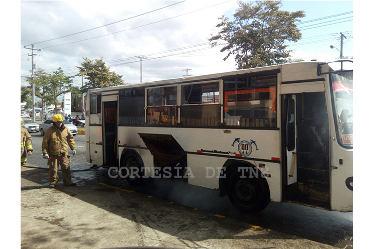 Unidad de transporte colectivo se quema parcialmente en el sector de la rotonda El Periodista