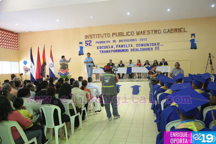 Autoridades del Instituto Maestro Gabriel otorgan diploma de bachiller a más de 200 jóvenes