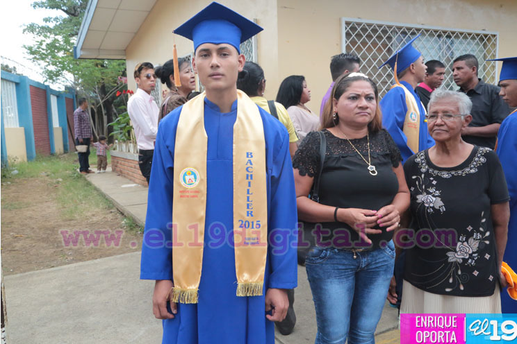 Autoridades del Instituto Maestro Gabriel otorgan diploma de bachiller a más de 200 jóvenes
