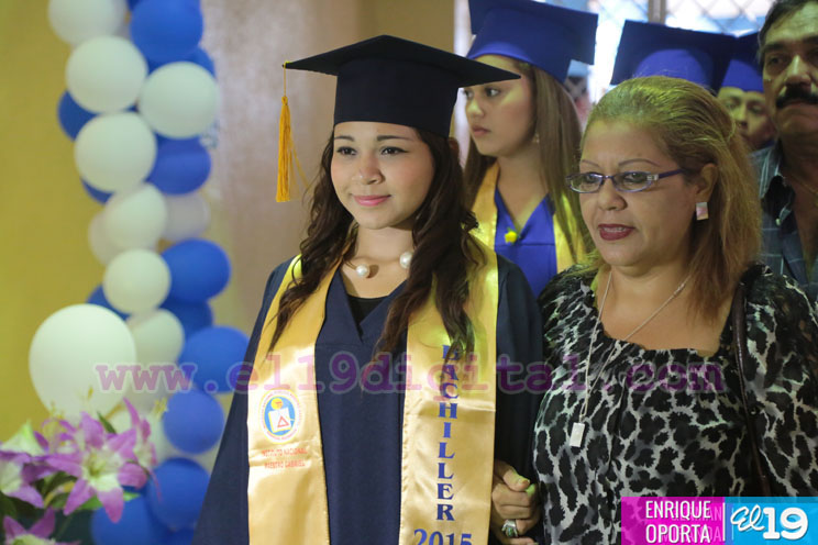 Autoridades del Instituto Maestro Gabriel otorgan diploma de bachiller a más de 200 jóvenes