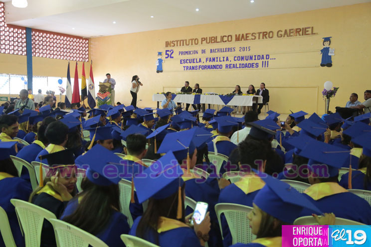 Autoridades del Instituto Maestro Gabriel otorgan diploma de bachiller a más de 200 jóvenes
