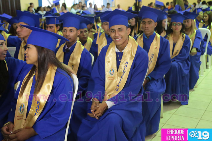 Autoridades del Instituto Maestro Gabriel otorgan diploma de bachiller a más de 200 jóvenes