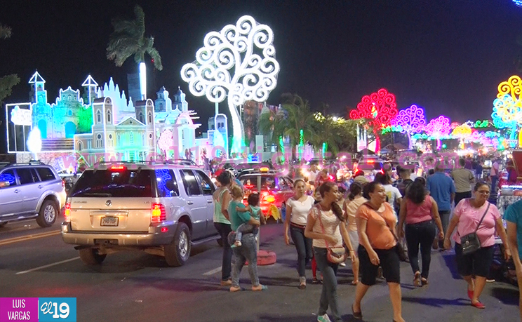 Altares a la Virgen en la Avenida de Bolívar a Chávez siguen atrayendo visitantes