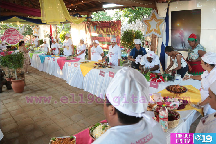 Variada oferta de productos navideños en parque de Ferias