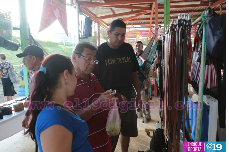 Variada oferta de productos navideños en parque de Ferias