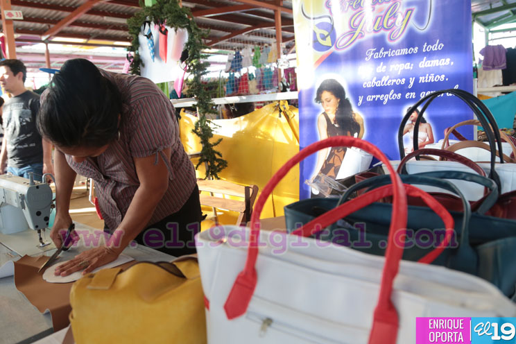 Variada oferta de productos navideños en parque de Ferias