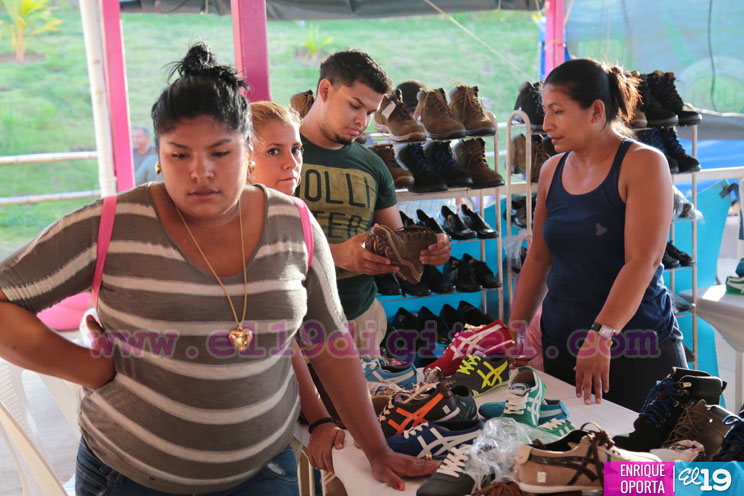Variada oferta de productos navideños en parque de Ferias