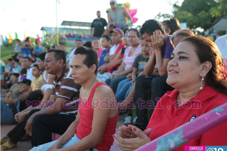 Variada oferta de productos navideños en parque de Ferias