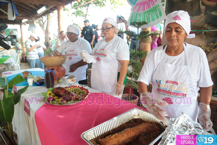 Variada oferta de productos navideños en parque de Ferias