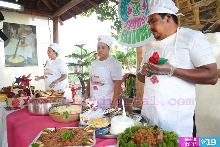 Variada oferta de productos navideños en parque de Ferias