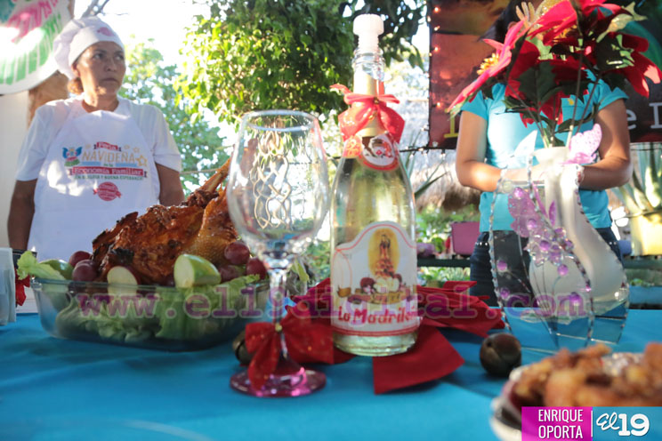 Variada oferta de productos navideños en parque de Ferias