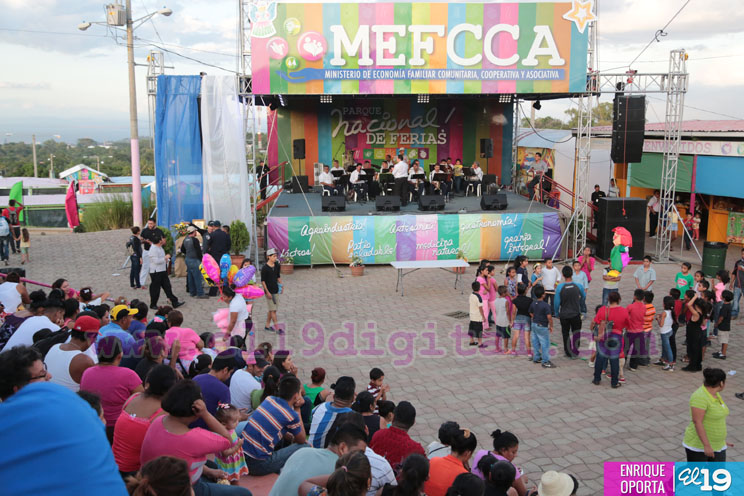 Variada oferta de productos navideños en parque de Ferias