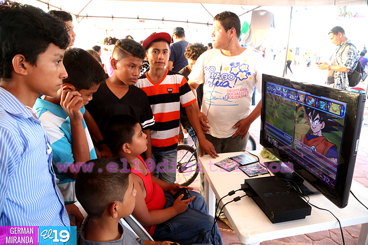 Niños disfrutan tarde de videojuegos en Paseo de los Estudiantes