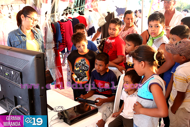 Niños disfrutan tarde de videojuegos en Paseo de los Estudiantes