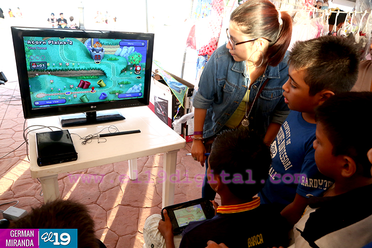 Niños disfrutan tarde de videojuegos en Paseo de los Estudiantes