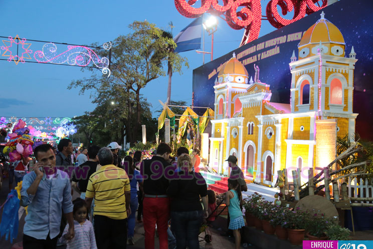 Familias disfrutan recorrido por altares a La Purísima