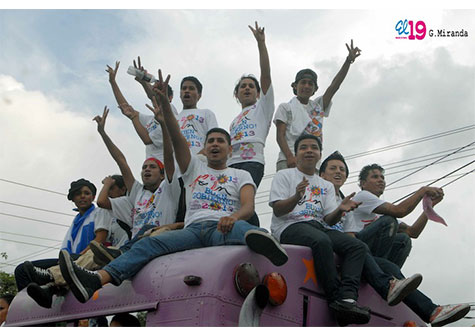 Familias nicaragüenses caminan hacia el Futuro, con Daniel y Rosario