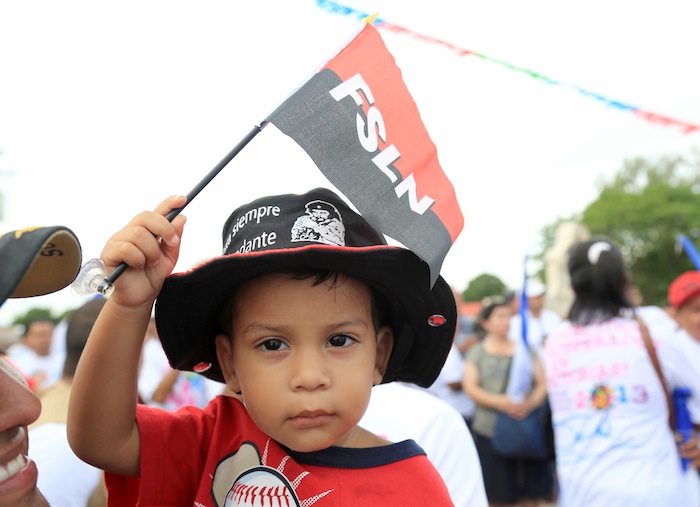 Familias nicaragüenses caminan hacia el Futuro, con Daniel y Rosario